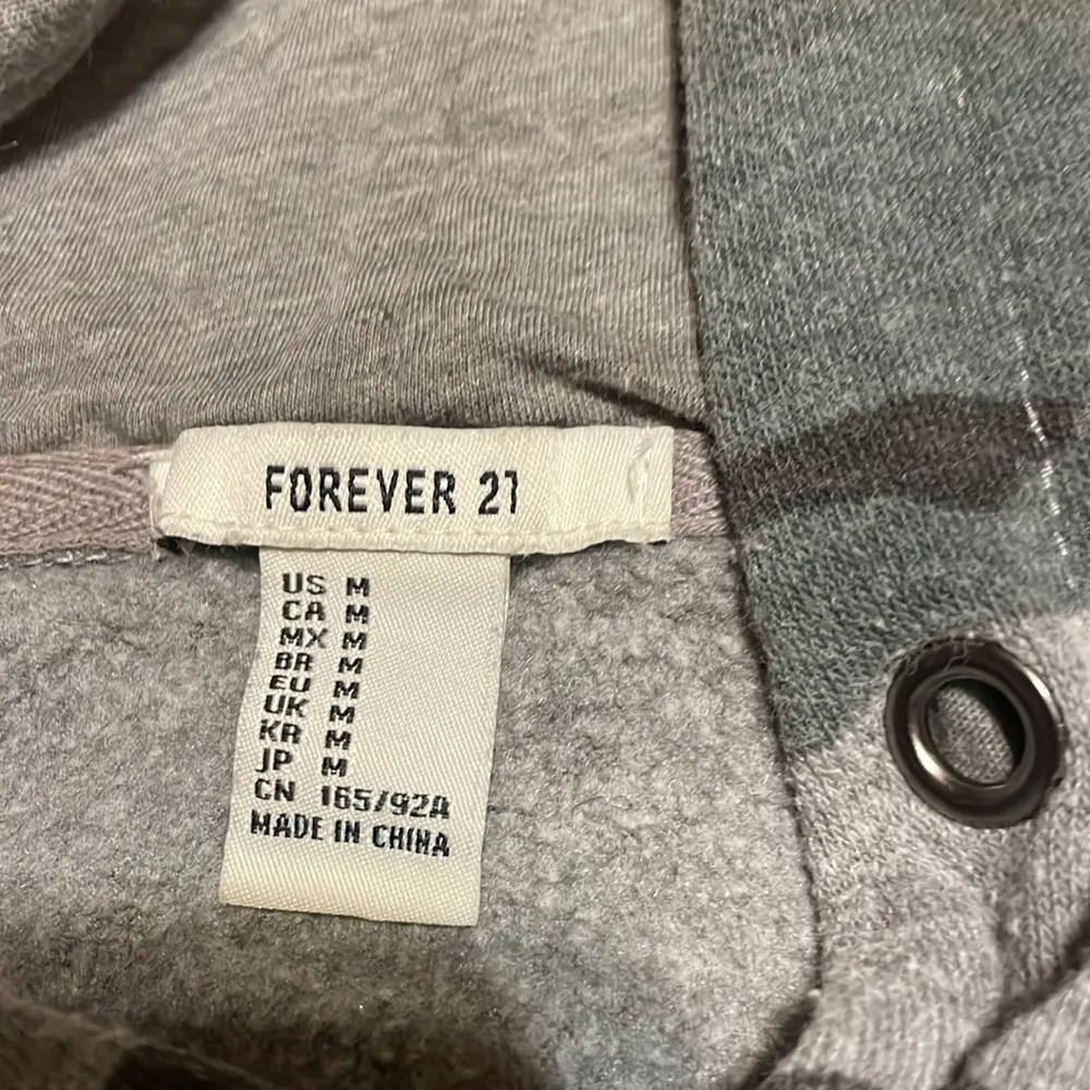 Forever 21 camo cropped hoodie size M - Image 2