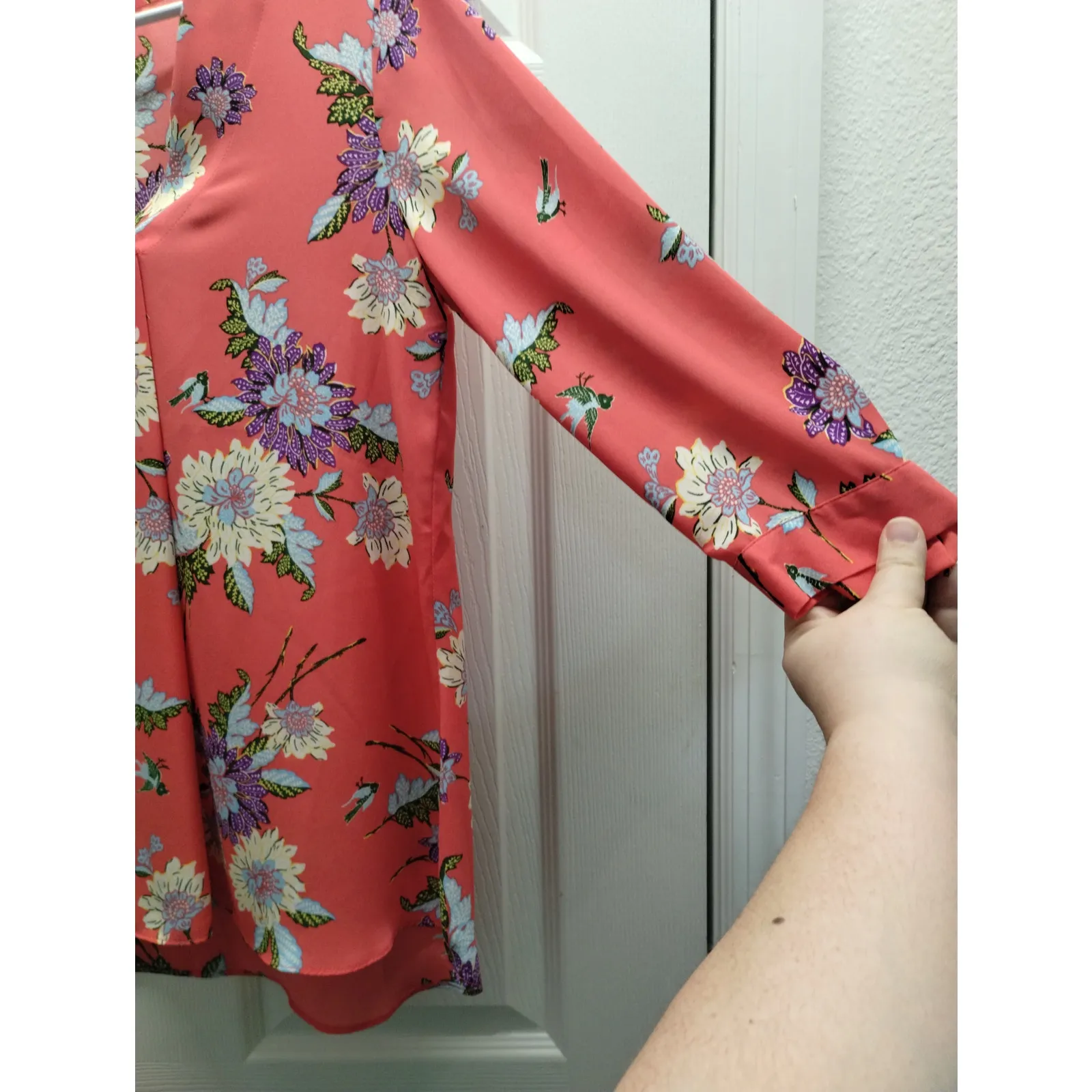Rose + Olive Women's Size Small Coral Orange Pink 3/4 Sleeve Floral V-Neck Top - Image 5