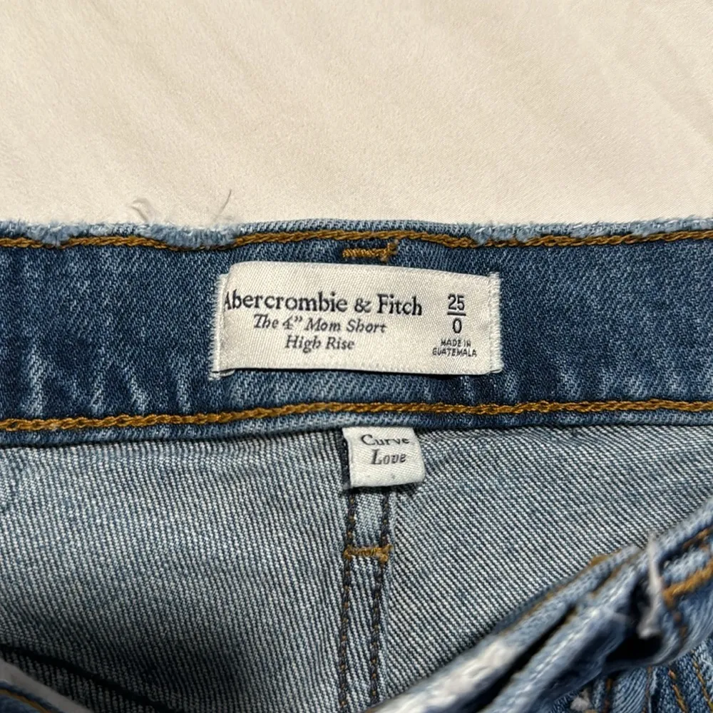 Abercrombie 4in mom shorts - Image 2