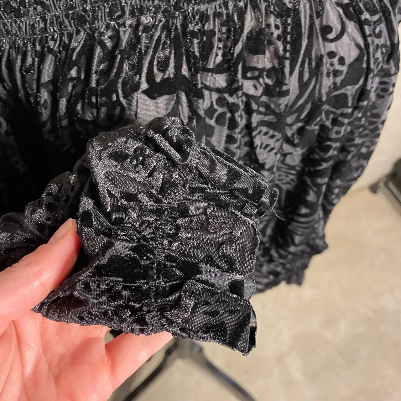 Free People‎ A Little Twist Black Velvet Floral Off The Shoulder Top Size Small - Image 3