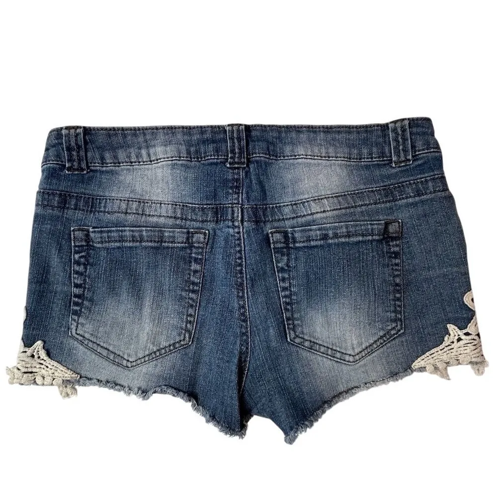 Love Fire Women's Blue Denim Shorts Lace Appliqué Size 7 Casual Summer - Image 2