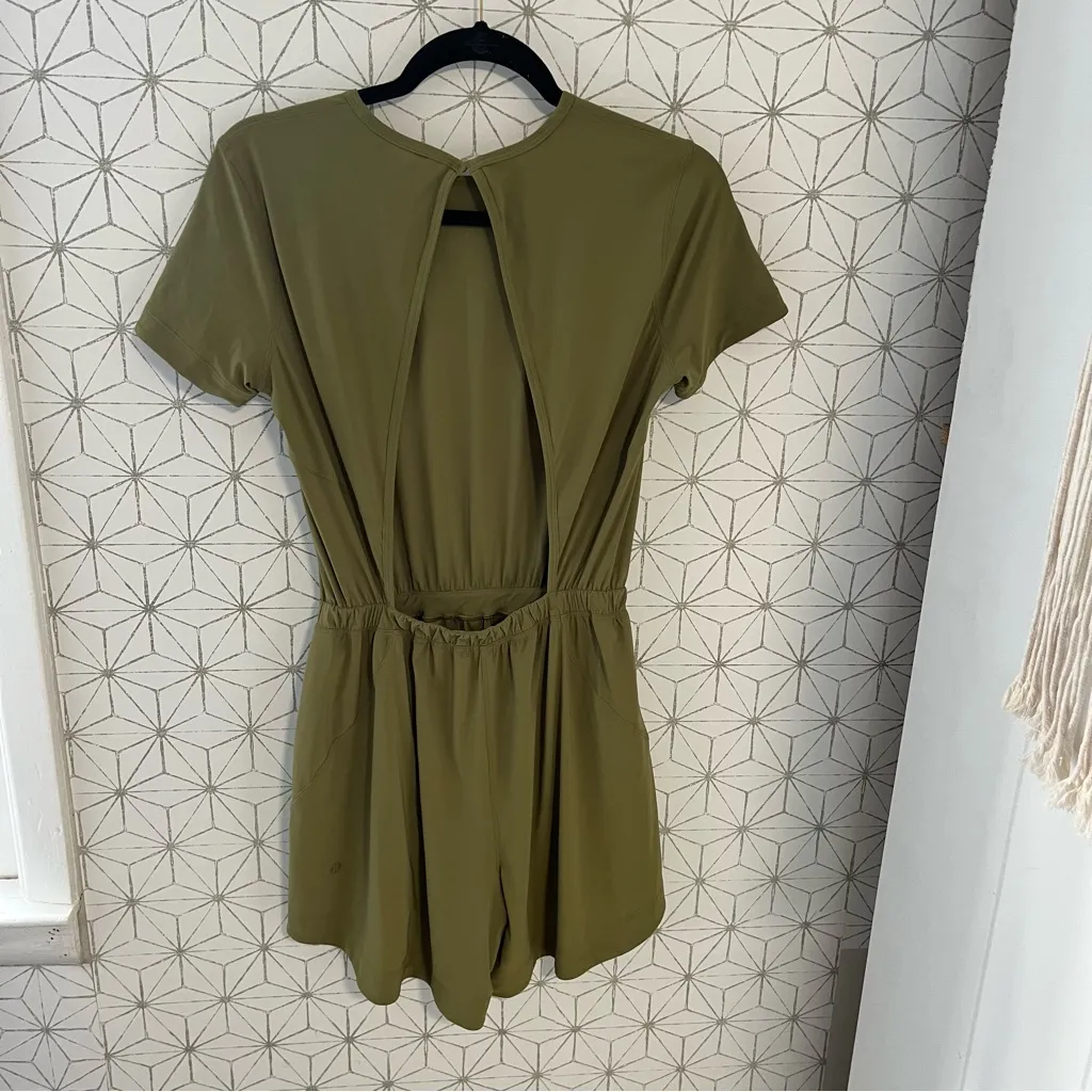 Lululemon Lightweight High-Neck Romper
Bronze Green - Image 9