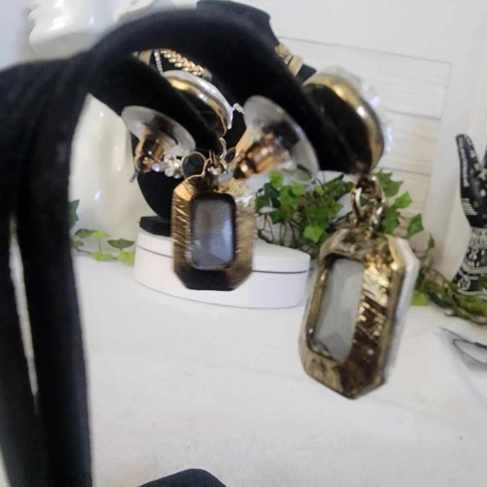 Elegant 3 Strand Gold and Crystal Necklace Earrings Set - Image 9