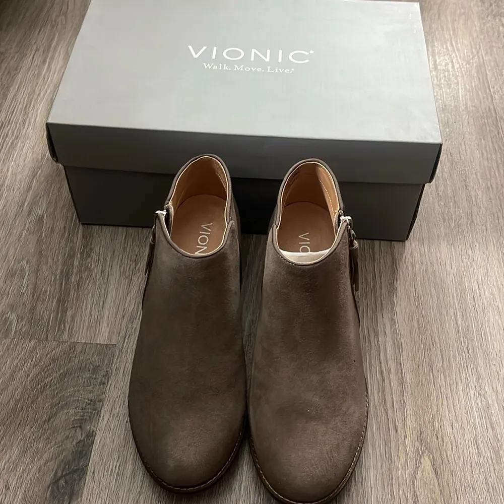 Vionic Serena Suede Ankle Boots in Gray Size 6 - Image 10