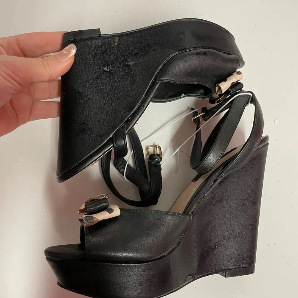 Betseyville by Betsey Johnson Leopard Bow Gold Heart Black Heels - Image 8