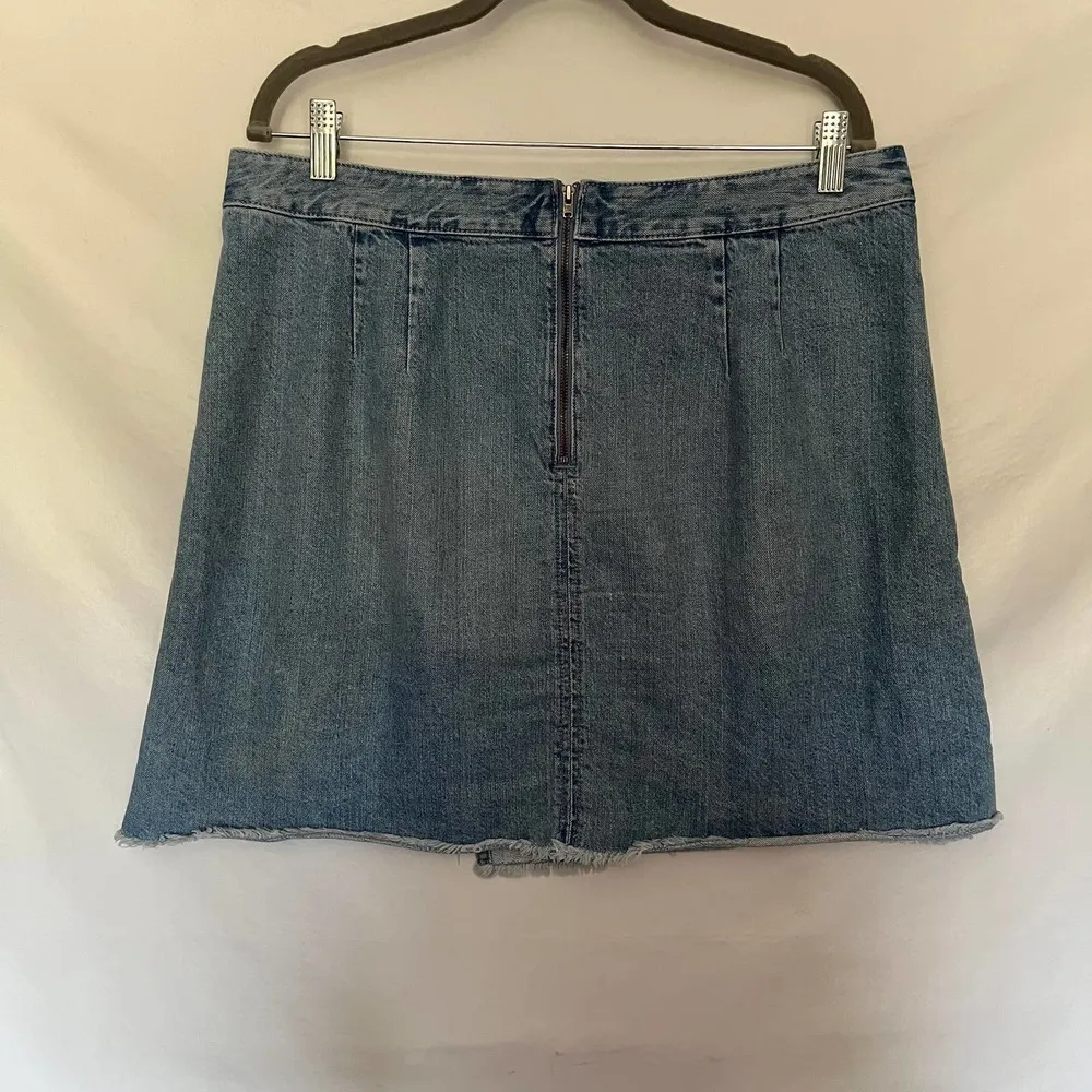 Loft  Denim Faux Wrap Jean Skirt Sz 14 32 Knee Length Raw Hem Medium wash - Image 3