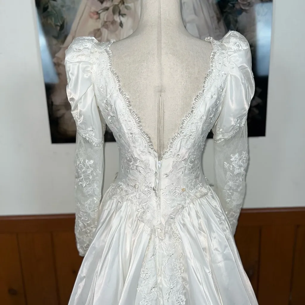 Gorgeous Vintage 90s Beaded Satin Wedding Gown! White Size 8 - Image 10