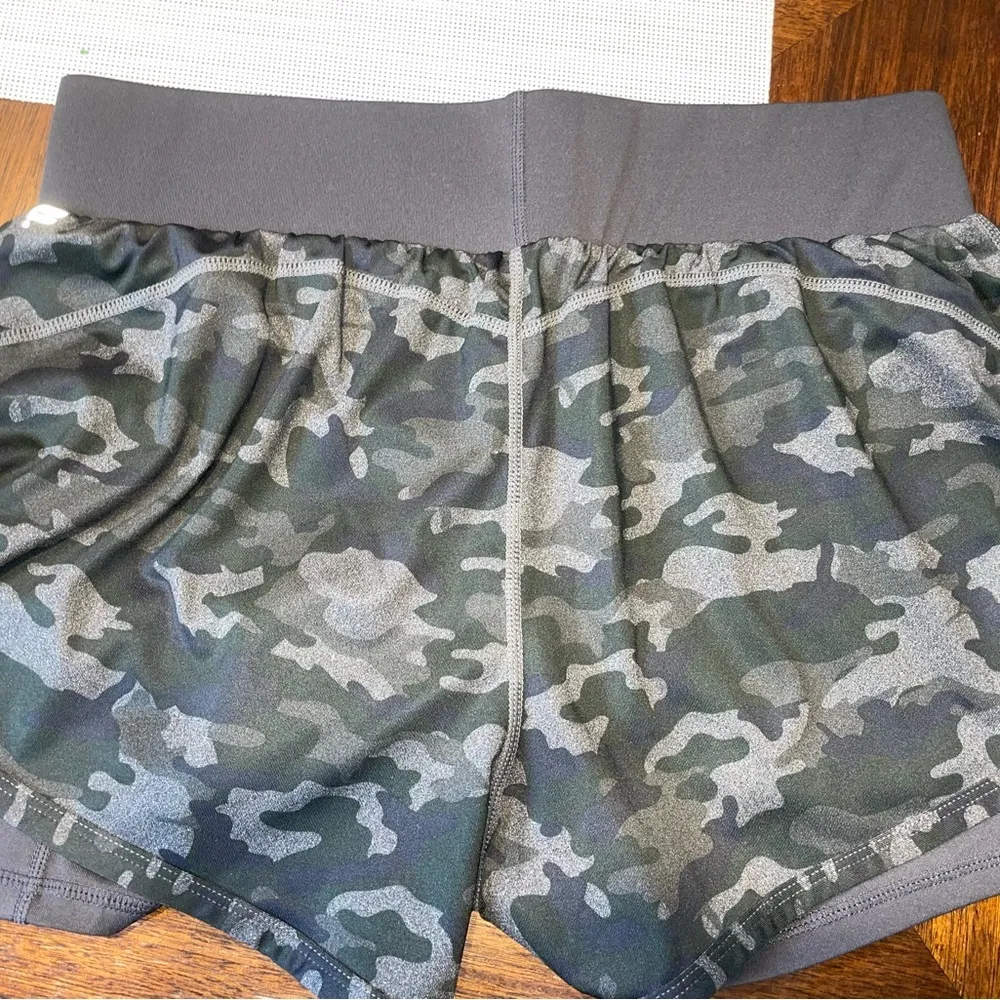 Fabletics womans size medium camo  shorts - Image 2