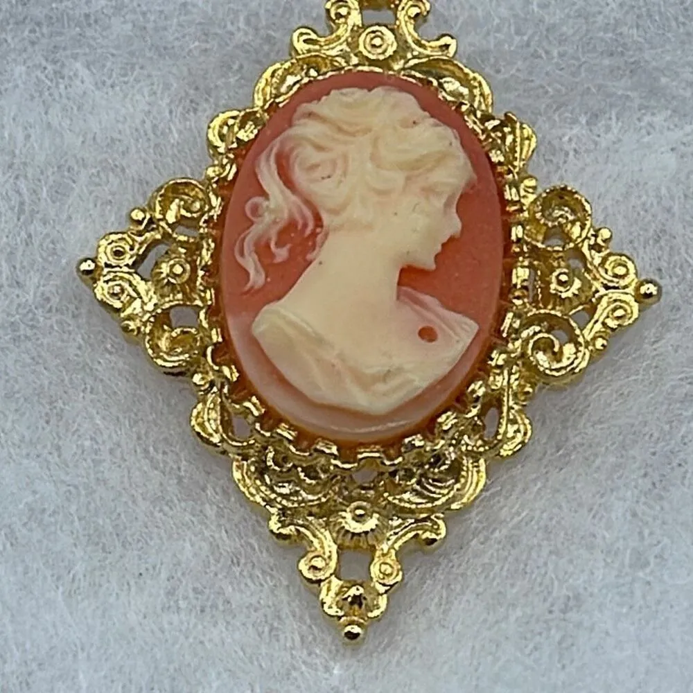 Vintage Gerry’s cameo brooch with ornate frame. Gold - Image 2