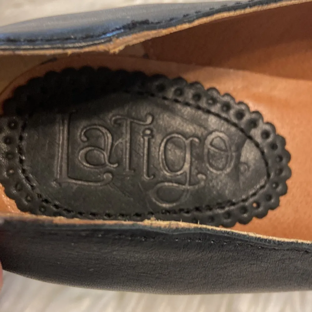 LATIGO Women’s Leather Shoes size 8M excellent condition color black - Image 4