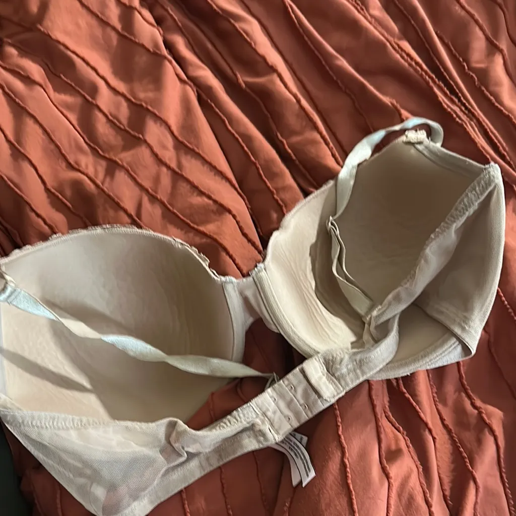 Victoria's Secret Cream Lace Bra with Underwire Support 40D - Image 2