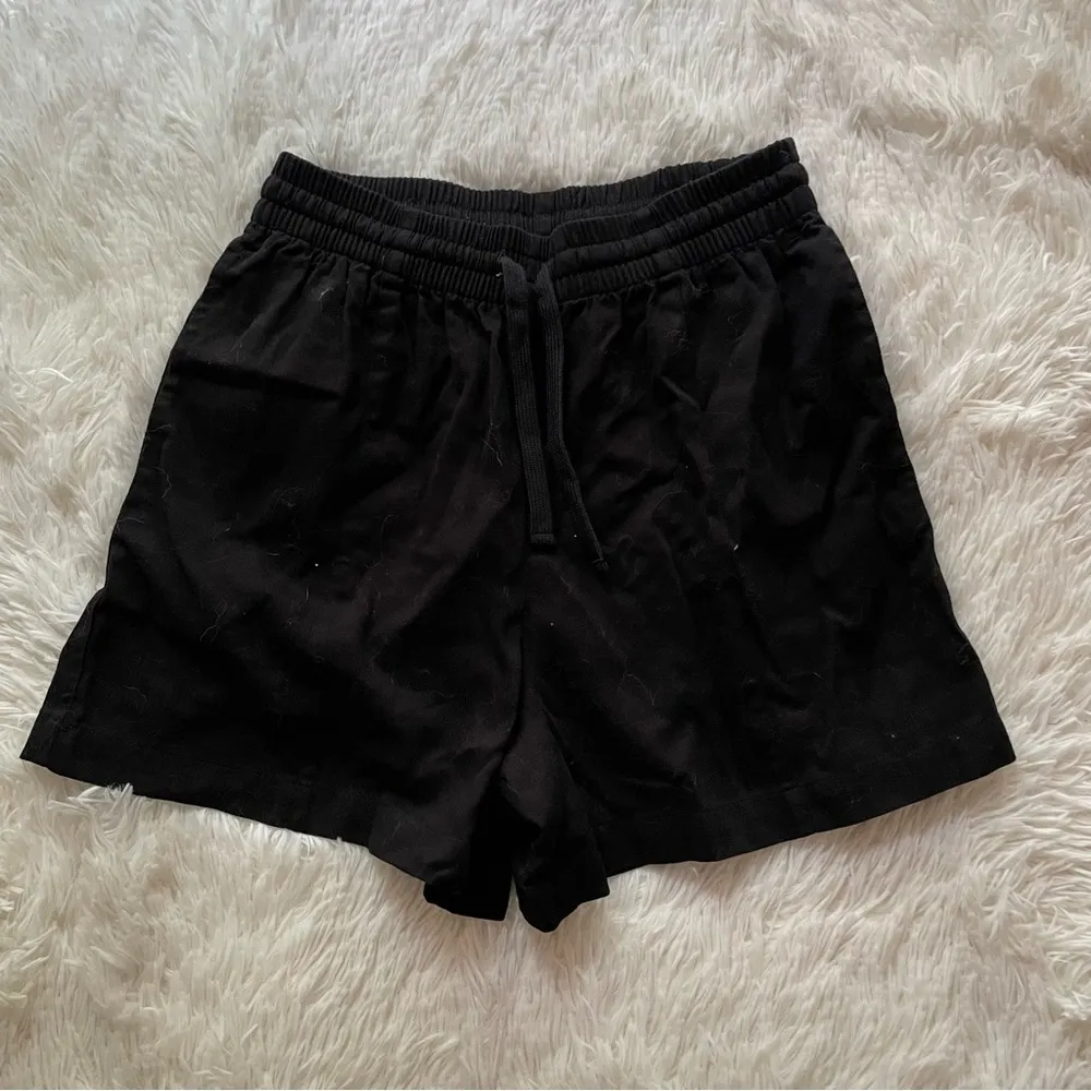 NWT Lucy & Yak organic cotton Charlie shorts in black - Image 2