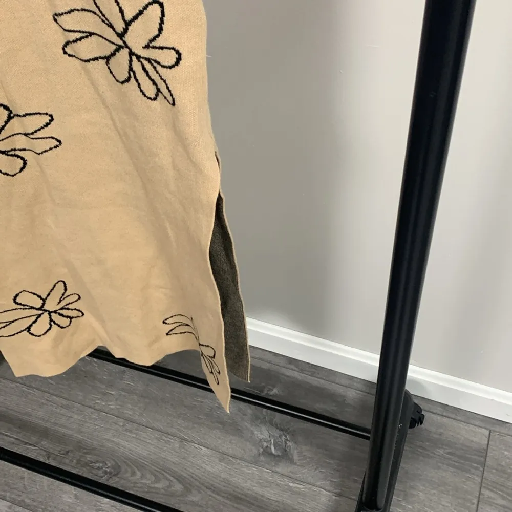 Floral Print Knit Maxi Dress with Cutout Back and Slit Up Side Size S Tan - Image 4