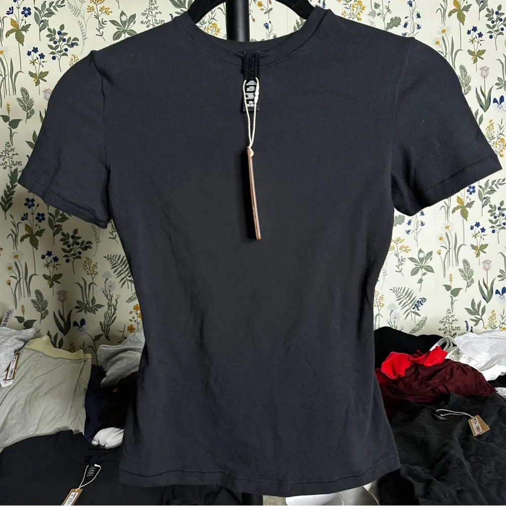 SKIMS Cotton Jersey T-Shirt | Soot NWT T shirt black‎ short sleeve - Image 5