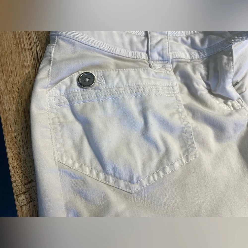 White House Black Market Size 2 Capris - Image 4