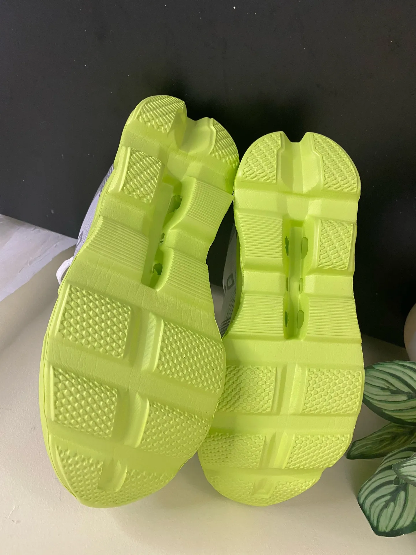 DQ women’s sneakers shoes size 8 Gray - Image 7