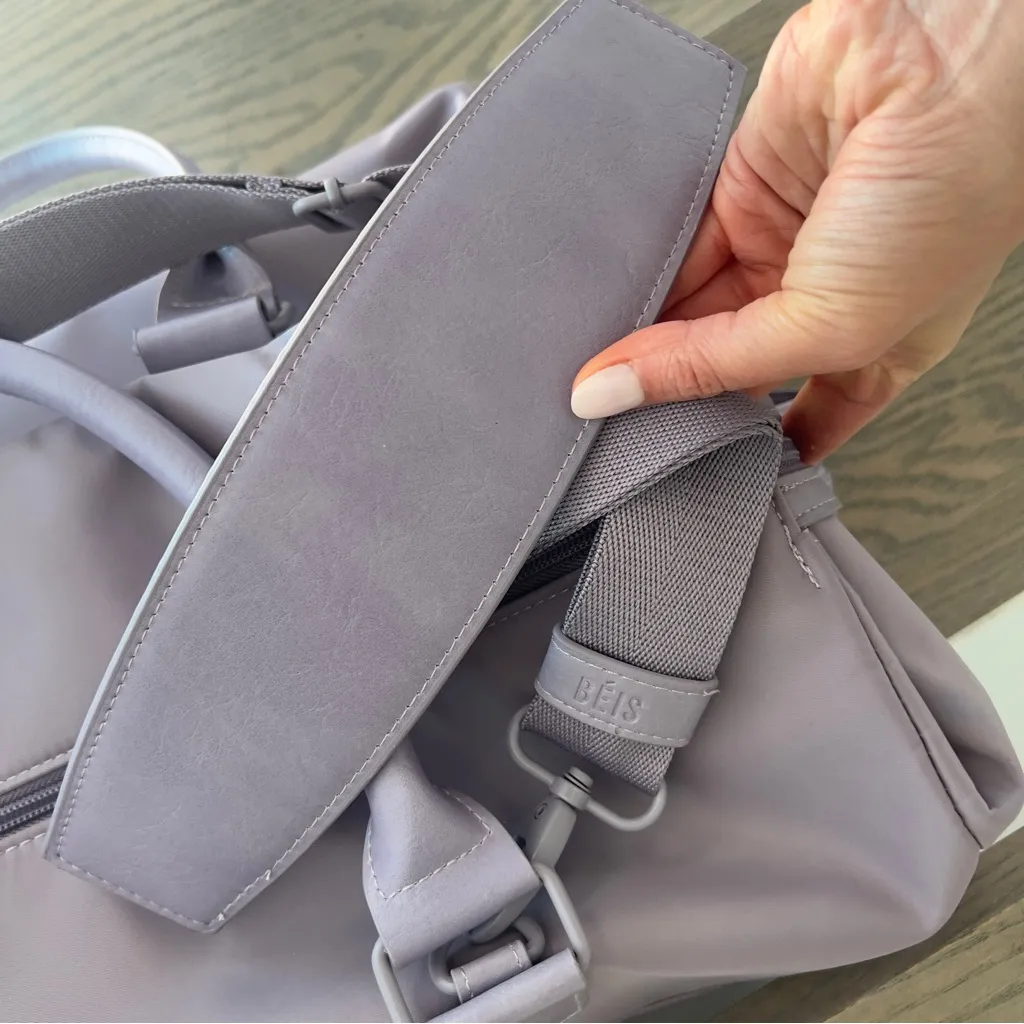 BEIS The Commuter Duffle Bag in Lavender Purple - Image 14