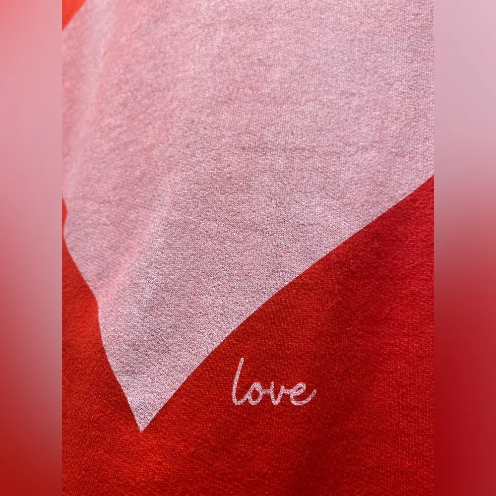 VTG Gildan Red & Pink Valentine's Day Heart Graphic Long Sleeve Crewneck Sweater - Image 6