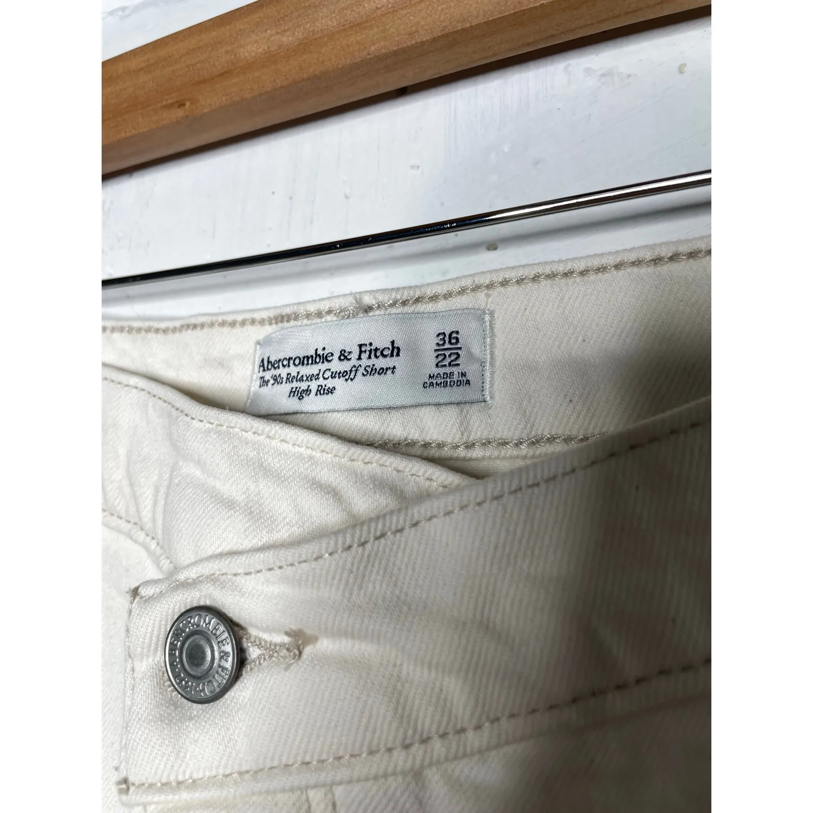 NEW Abercrombie & Fitch Womens 90s Relaxed Cutoff Short High Rise 36/22 - Image 4