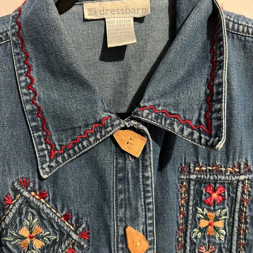 Dressbarn Denim Floral Vest - Image 4