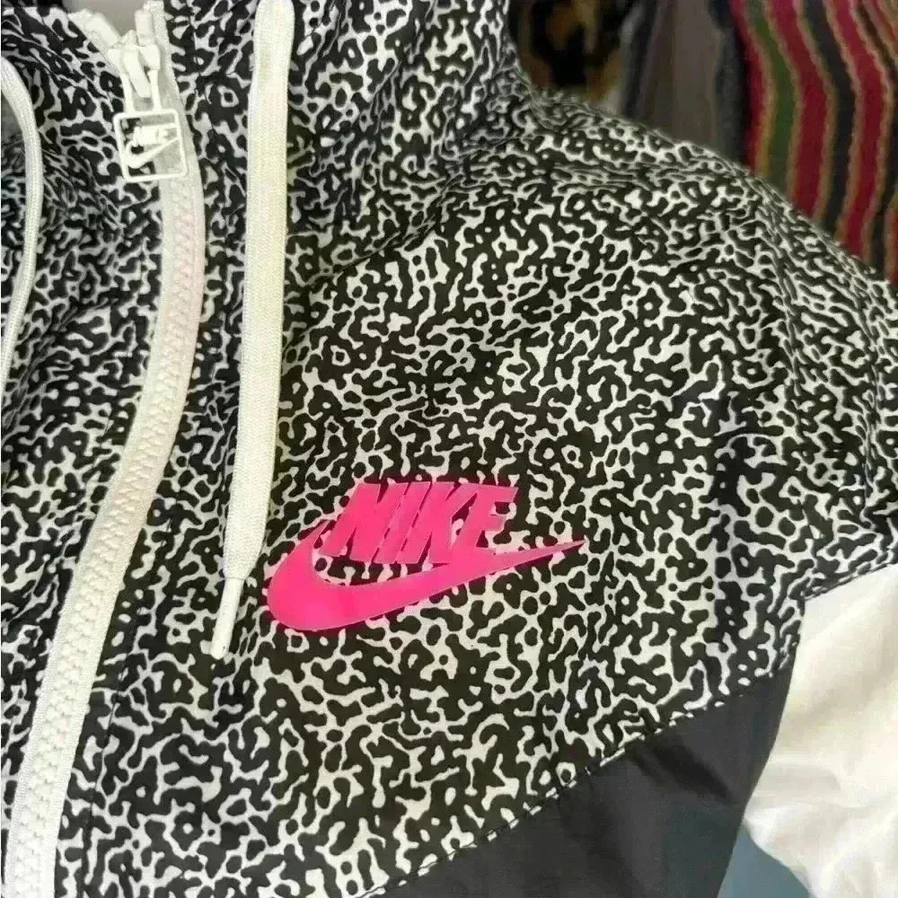 Nike Windrunner AOP woman’s running Jacket White/Black and pink. - Image 13