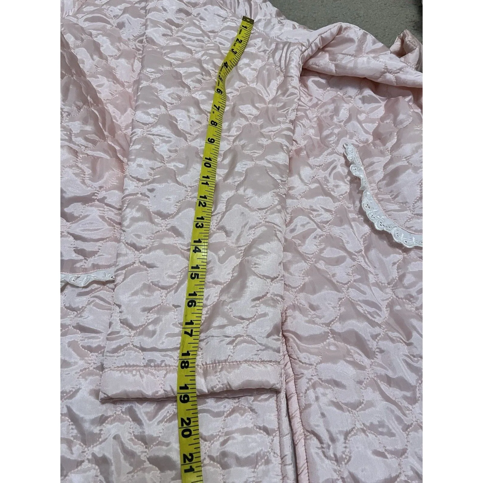 Vintage Cottagecore Grannycore Quilted Robe M Pink Floral Embroidered Rustic Size M - Image 9