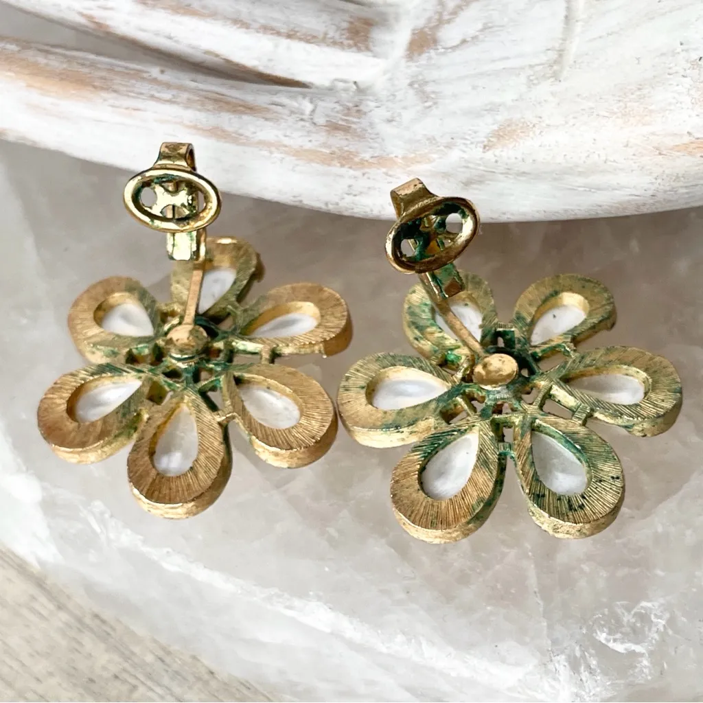 Vintage Crown Trifari White Milk Glass Large Flower
Clip On Earrings Goldtone Gold - Image 4