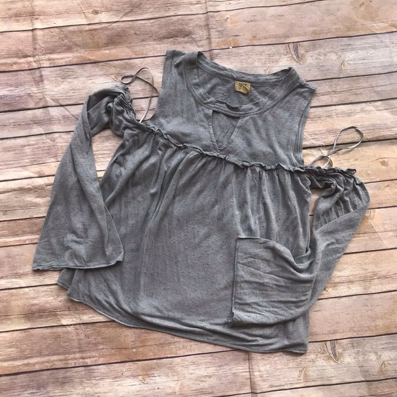 True Craft‎ Womens Juniors Top Size XS Ruffle Cold Shoulder Gray Ruffled - Image 2