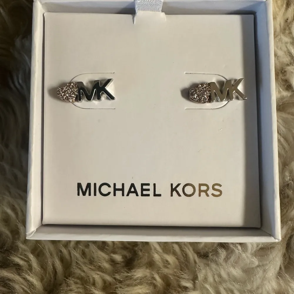MICHAEL KORS Pave Heart Logo
Stud Earrings in silver and gold nwt - Image 3