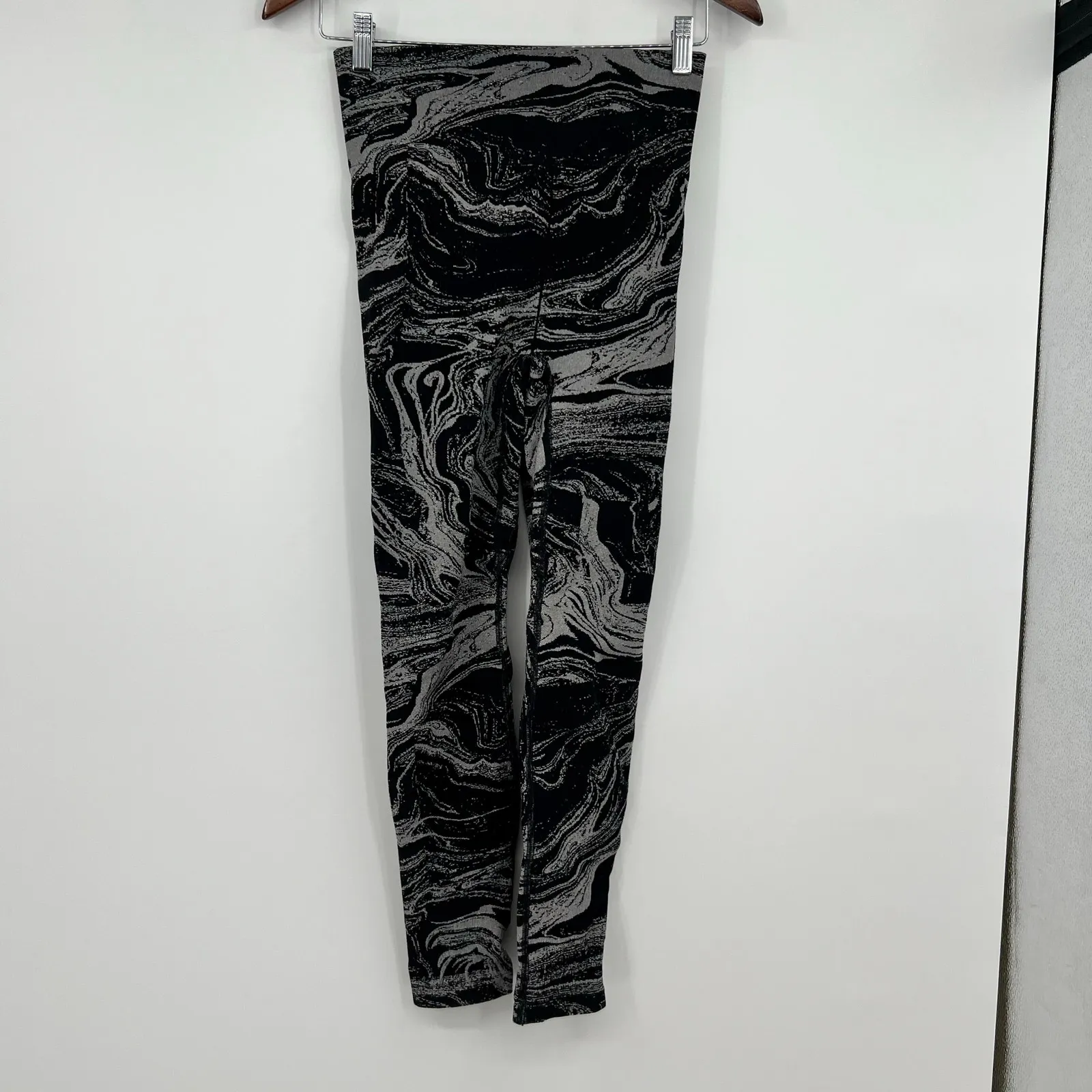 Athleta BUNDLE lot Aurora Shine tight Black & Cabernet Marble Seamless sz small - Image 9