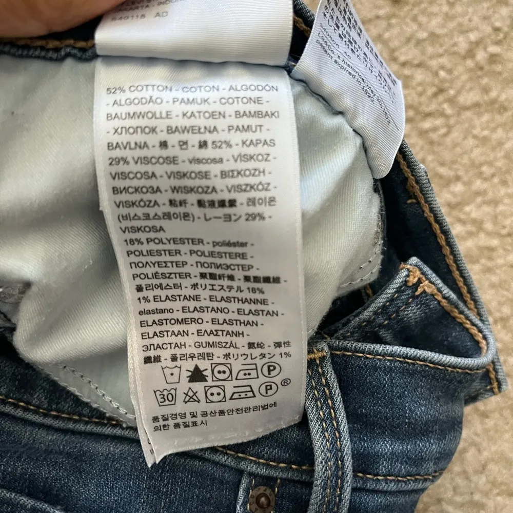 Levi’s low rise blue wash 311 shaping skinny stretch tapered leg jeans size 28 - Image 8