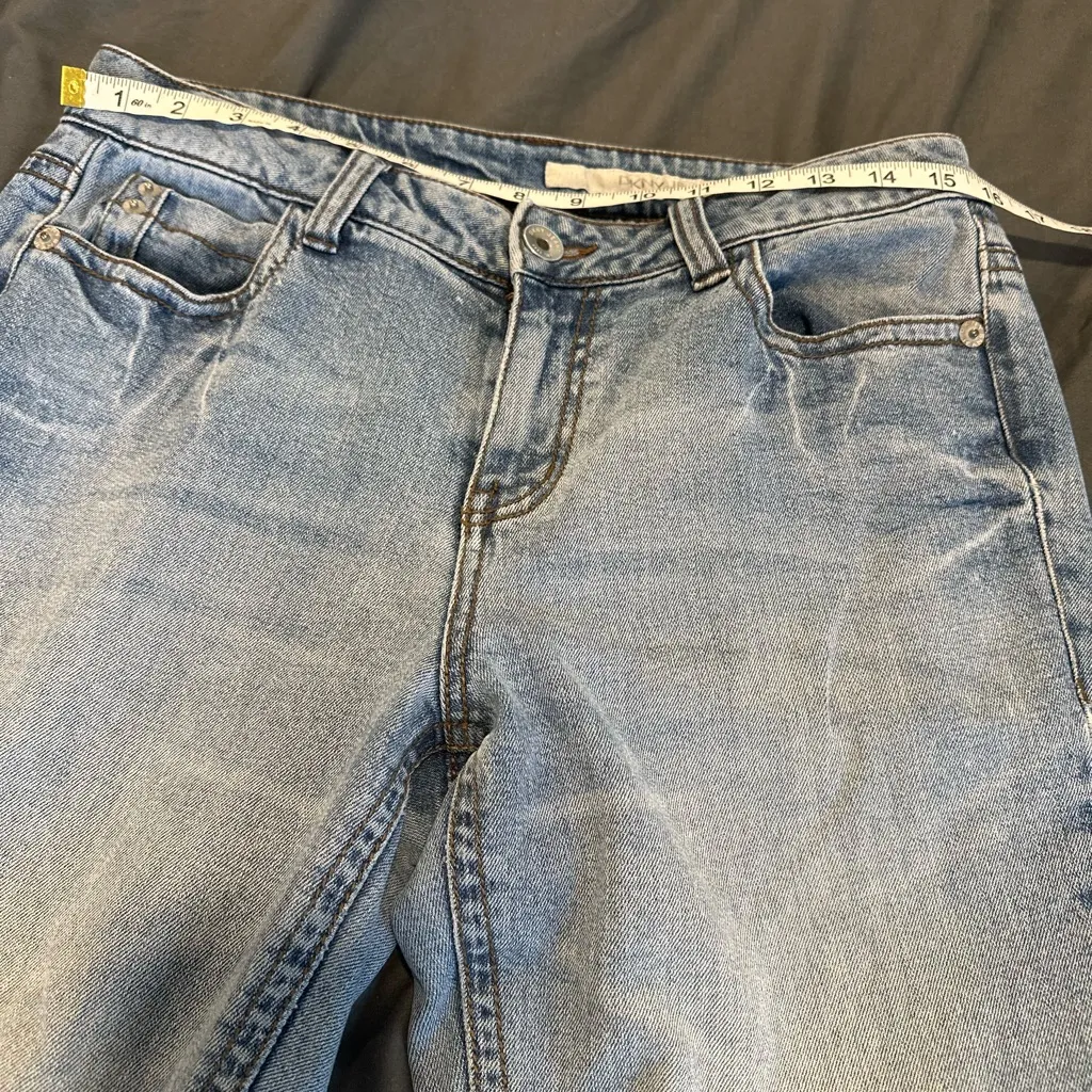 DKNY JEANS Sz:10  High Rise Straight Leg Light Wash Rear Zipper Pocket Jeans. - Image 3