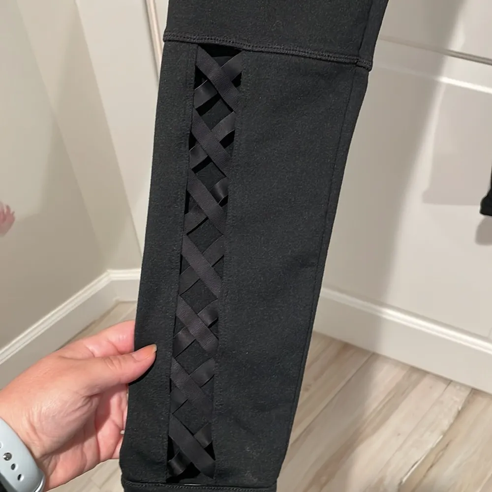 Fabletics black criss cross detail leggings Medium - Image 4