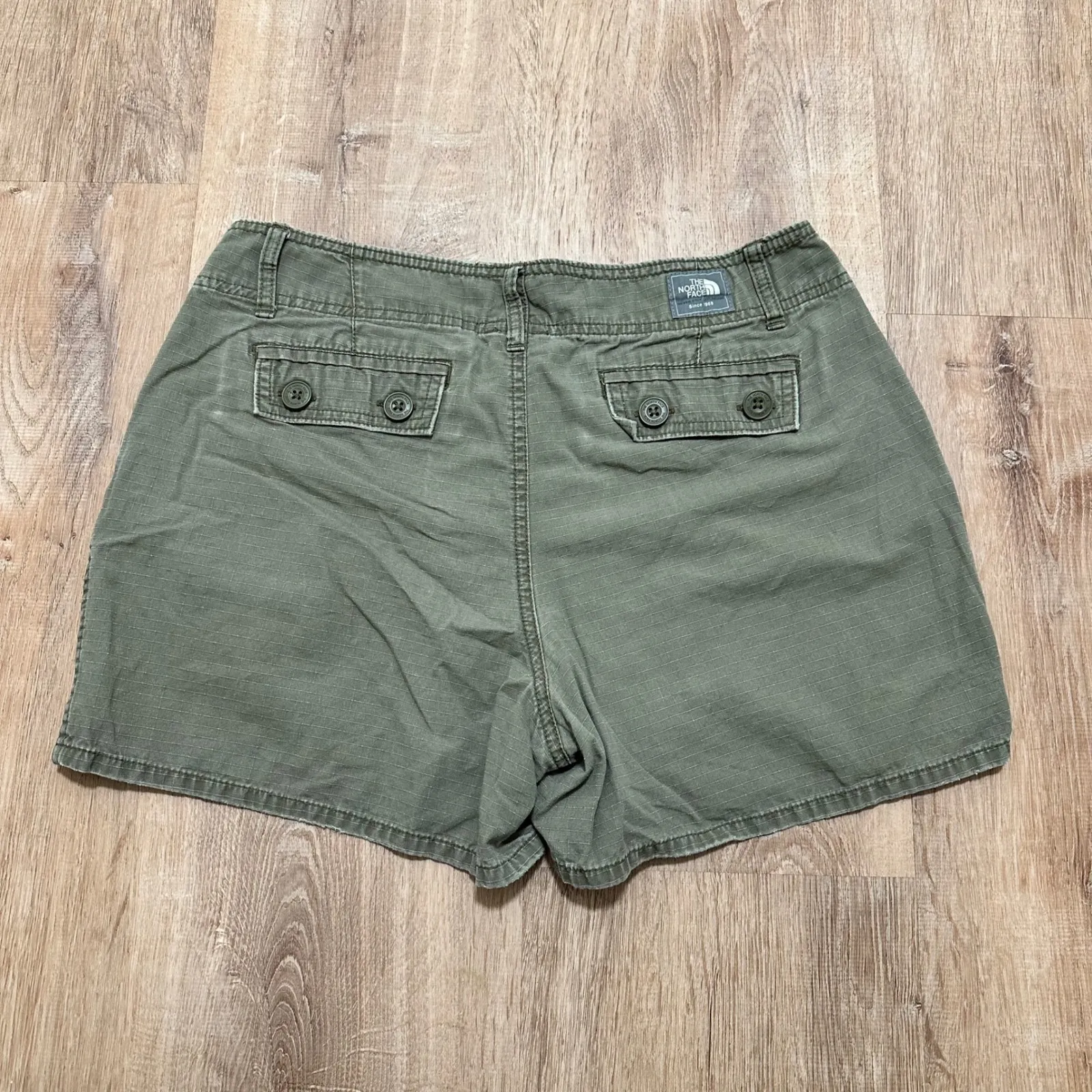 THE NORTH FACE | Women's Green Outdoor Hike Trail Utility Cargo Shorts, Size 8 - Image 2