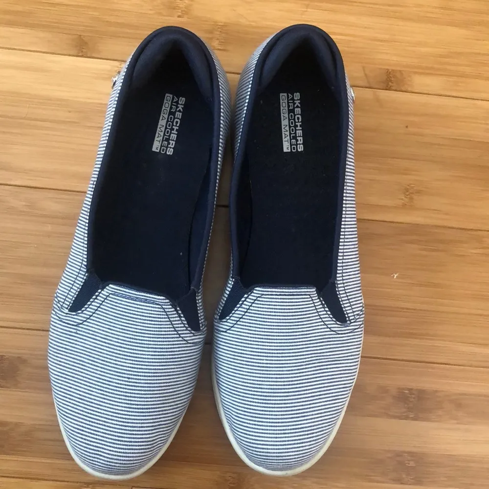 Sketchers Air Cooled Goga Mat On The Go Slip On Women’s Size 9.5 Blue & White - Image 3