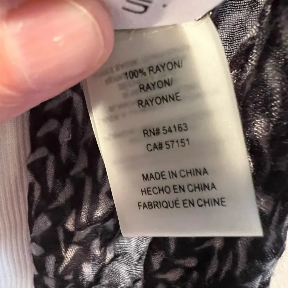 CALVIN KLEIN scarf black gray excellent pre owned condition - Image 7