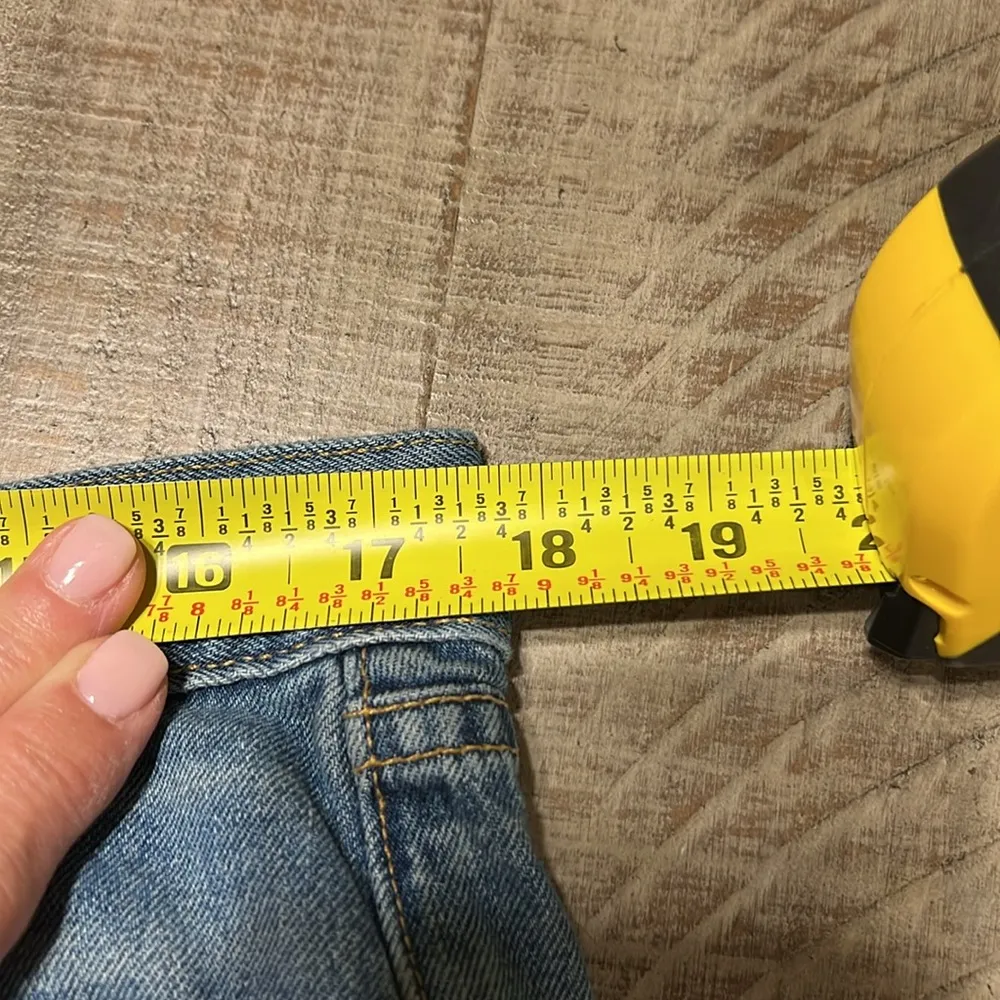 Rag & Bone Size 30 Mid Wash Cotton mid rise Cuffed Denim Shorts, sold as is. - Image 4