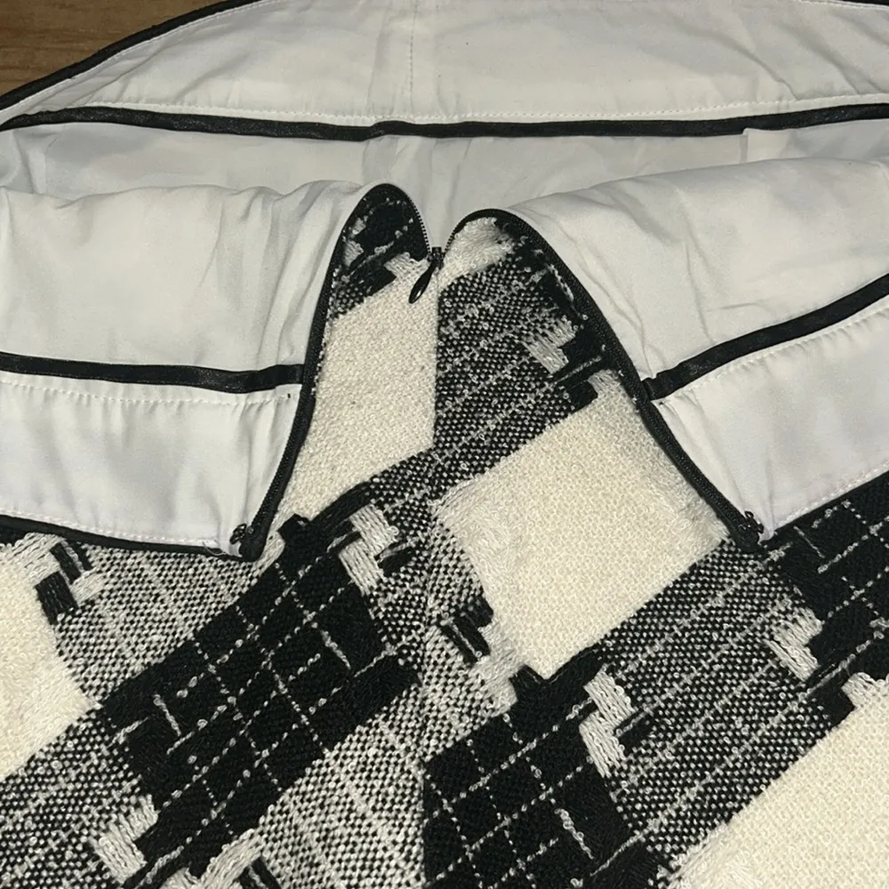 Woman’s White House Black Market Skirt Ivory Black Plaid Lined Wool Blend Size10 - Image 6