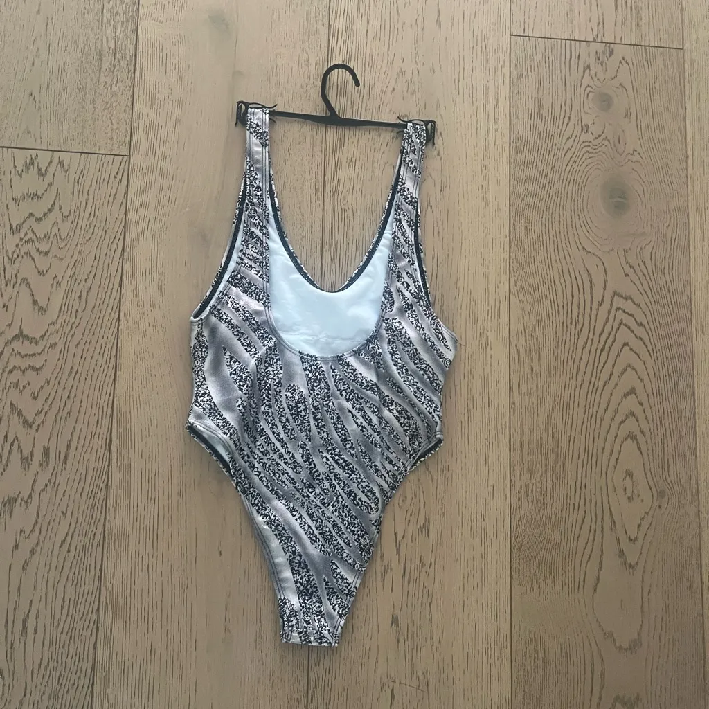 Size small shiny sexy high rise swimwear - Image 4