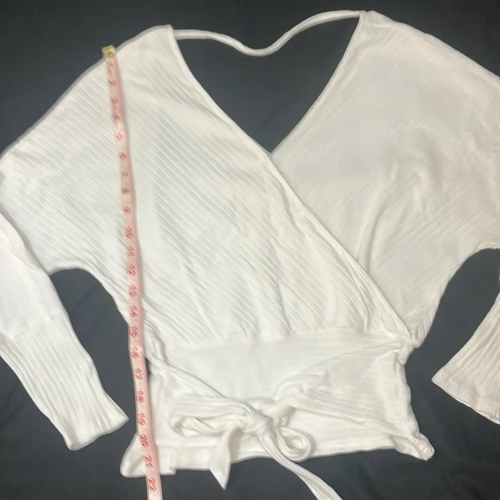 White ribbed V cut wrap top woman’s size small - Image 4