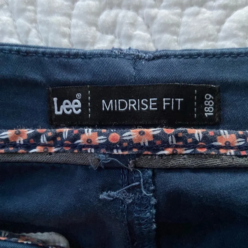 Lee  Cropped Straight Ankle Length Pants Midrise Navy Size 4 - Image 2