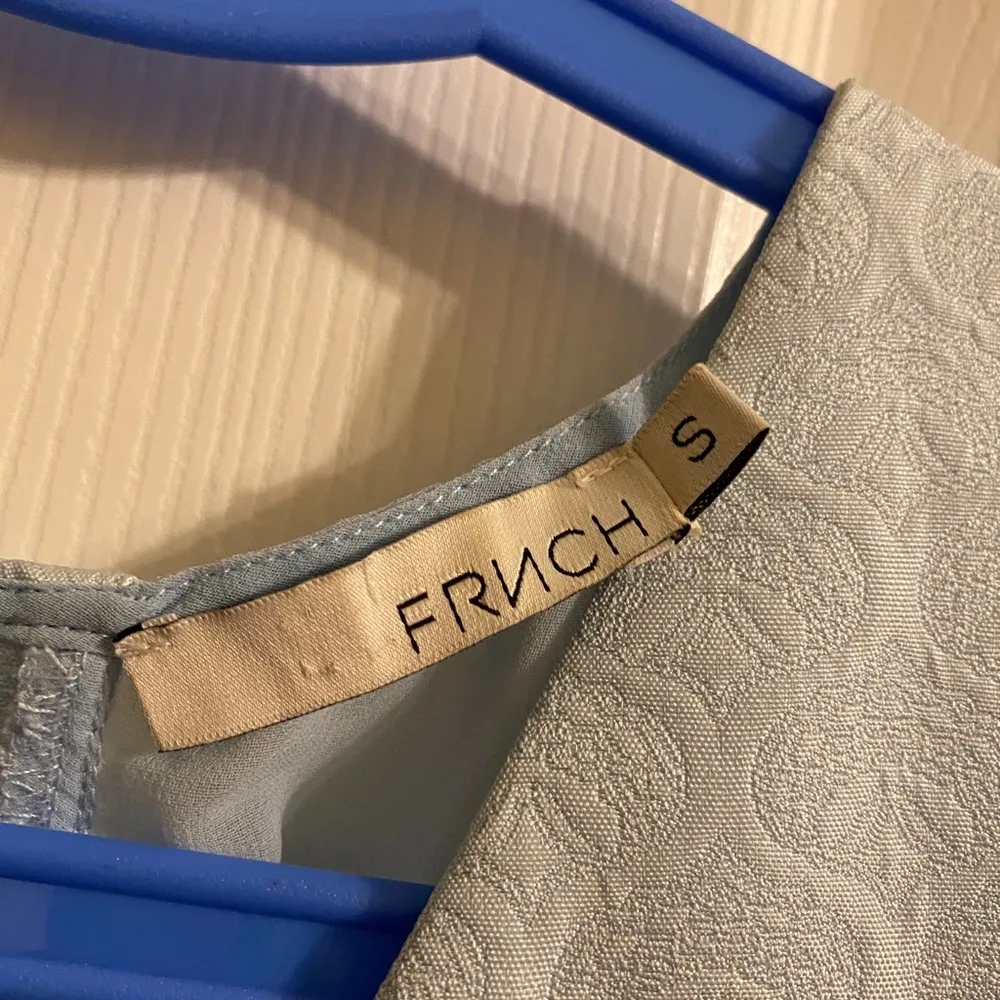 Frnch blue textured v neck sheer back dress, Small - Image 5