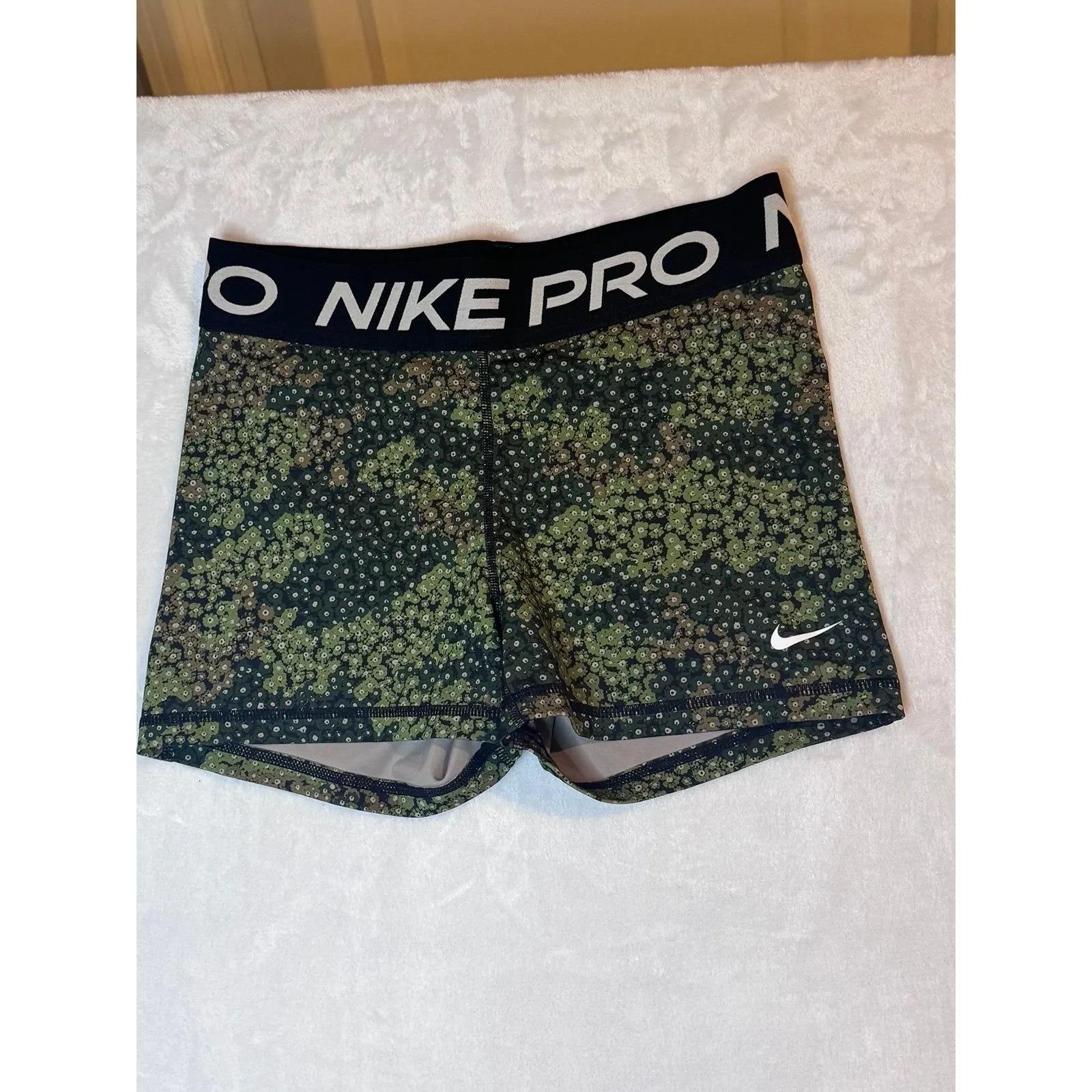 Nike‎ Pro Shorts Women's Size Small - Image 2