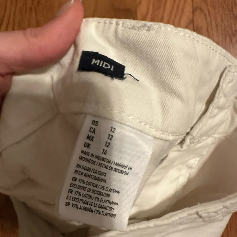 American Eagle Outfitters White Bermuda Shorts Casual Style - Image 4