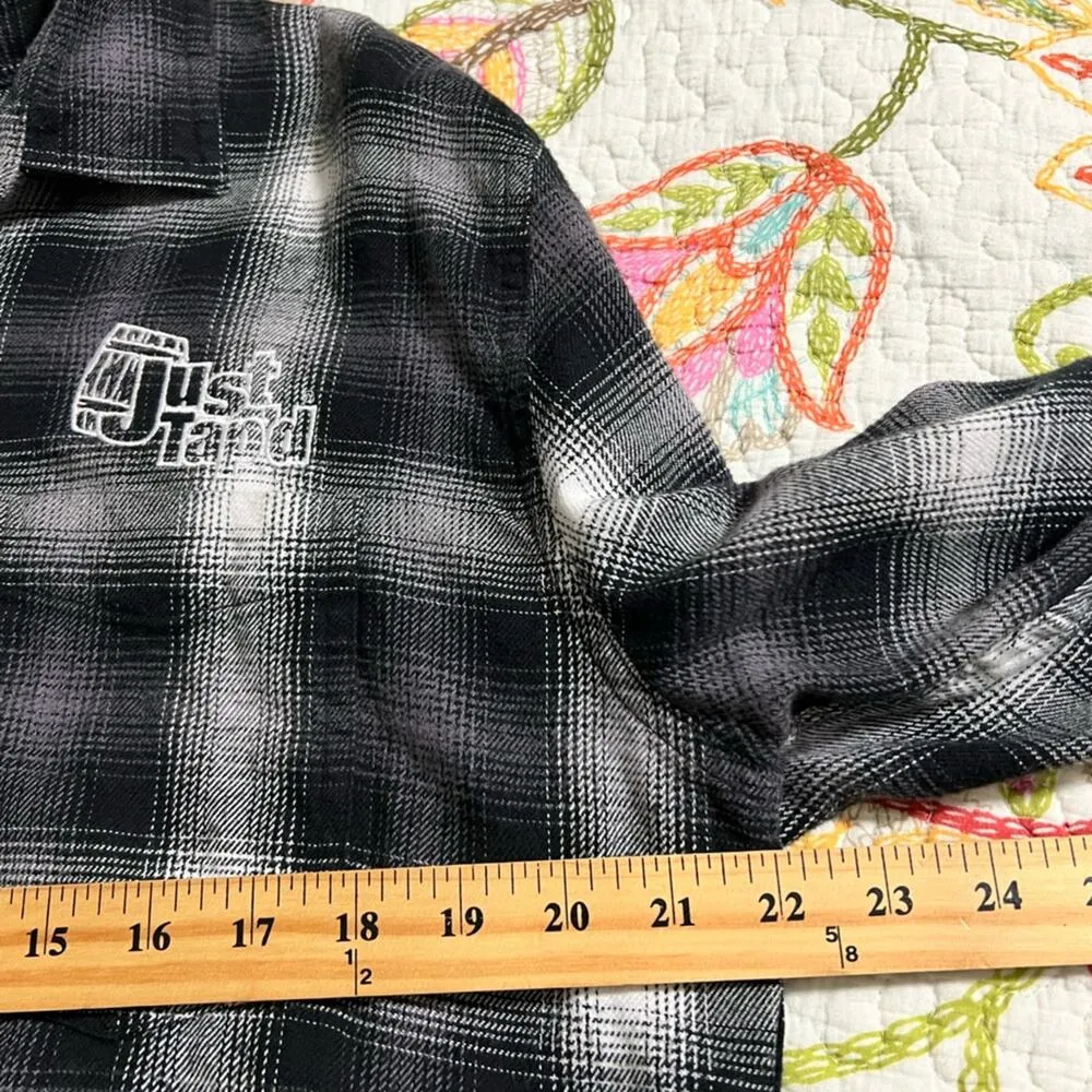 Amazon essentials size medium black white plaid flannel Just Tap’d beer work top - Image 6
