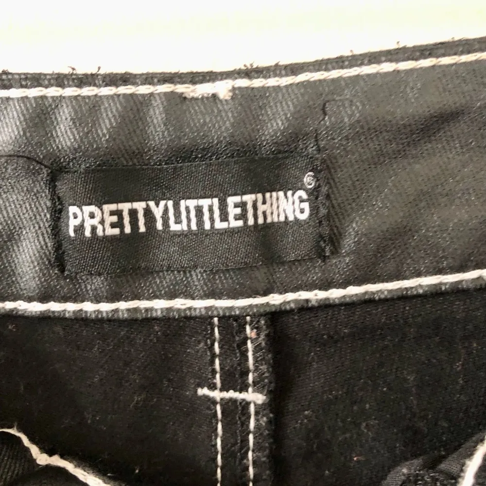 Pretty Little Thing Coated Cargo Denim with Contrast Stitching in Black Size - 4 - Image 4