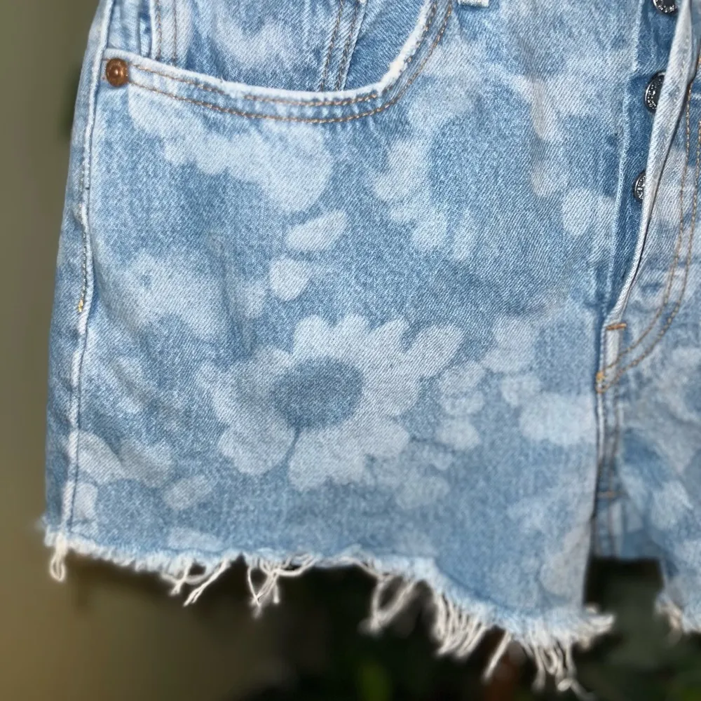 501 Button Fly Shorts Size 27 with Distressing and Flower Print - Image 3