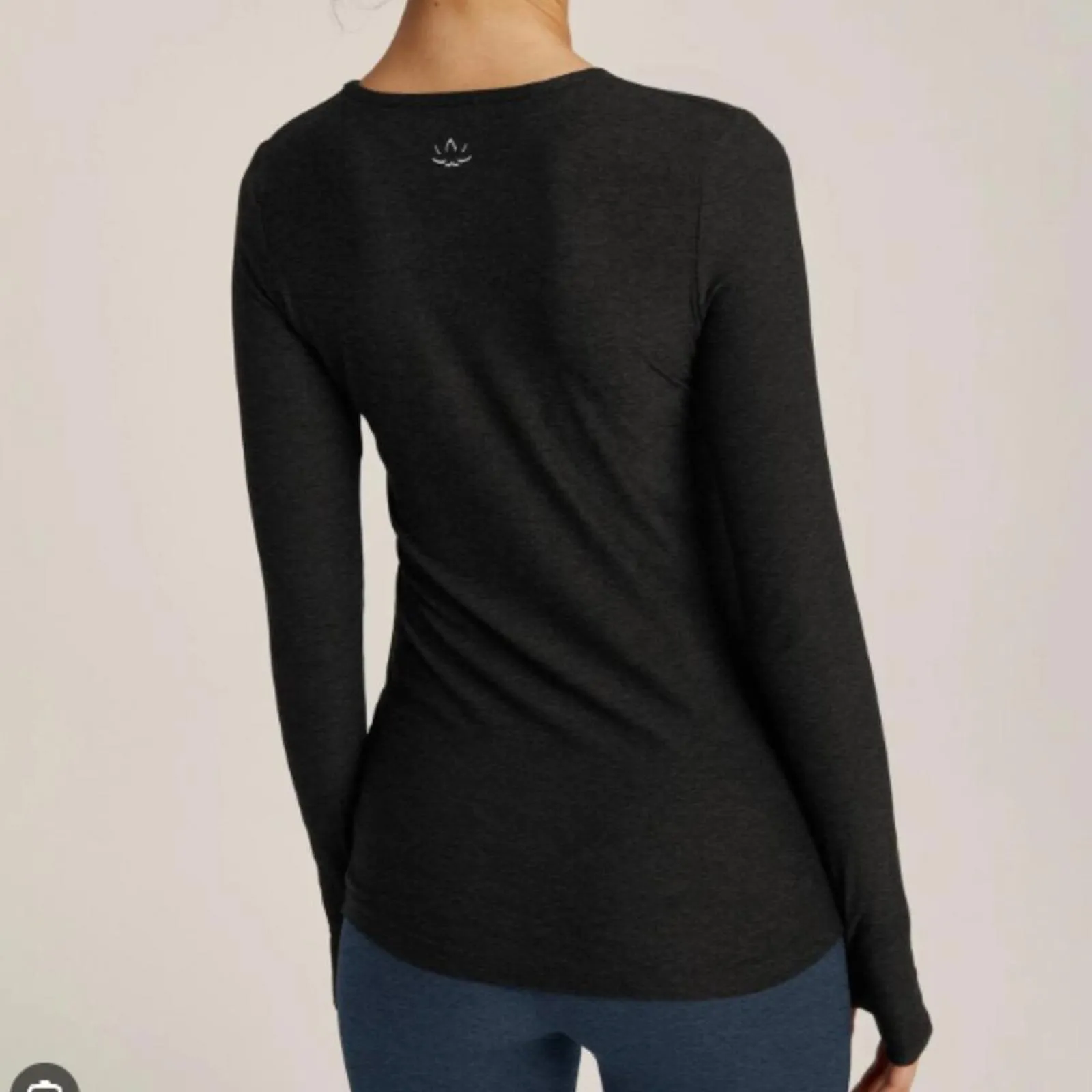 Beyond Yoga Featherweight Scoop Neck Curved Hem Long Sleeve Top Darkest Night S - Image 2