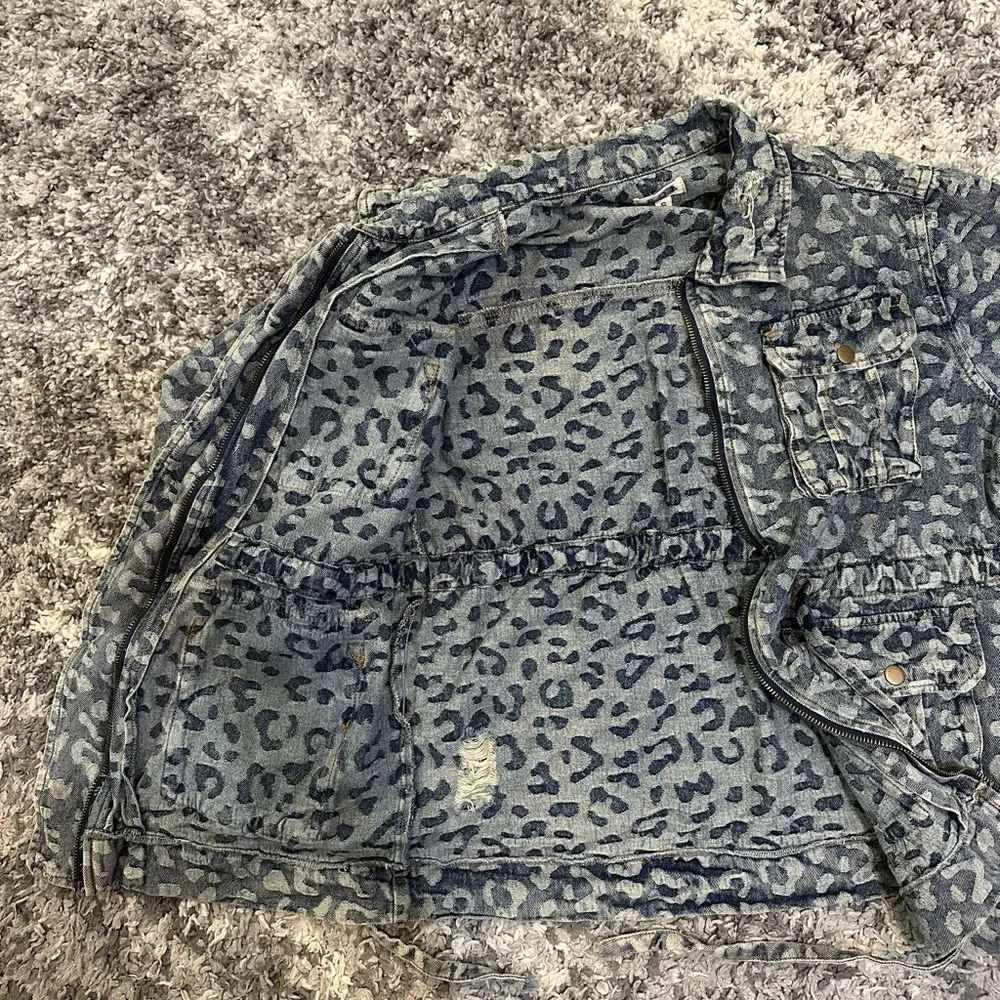 POL Distressed Cheetah Jean Denim Jacket - Image 3