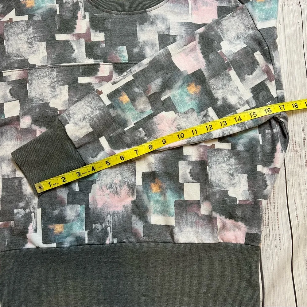 Tahari Sport Abstract Sweatshirt. Size Medium. - Image 6